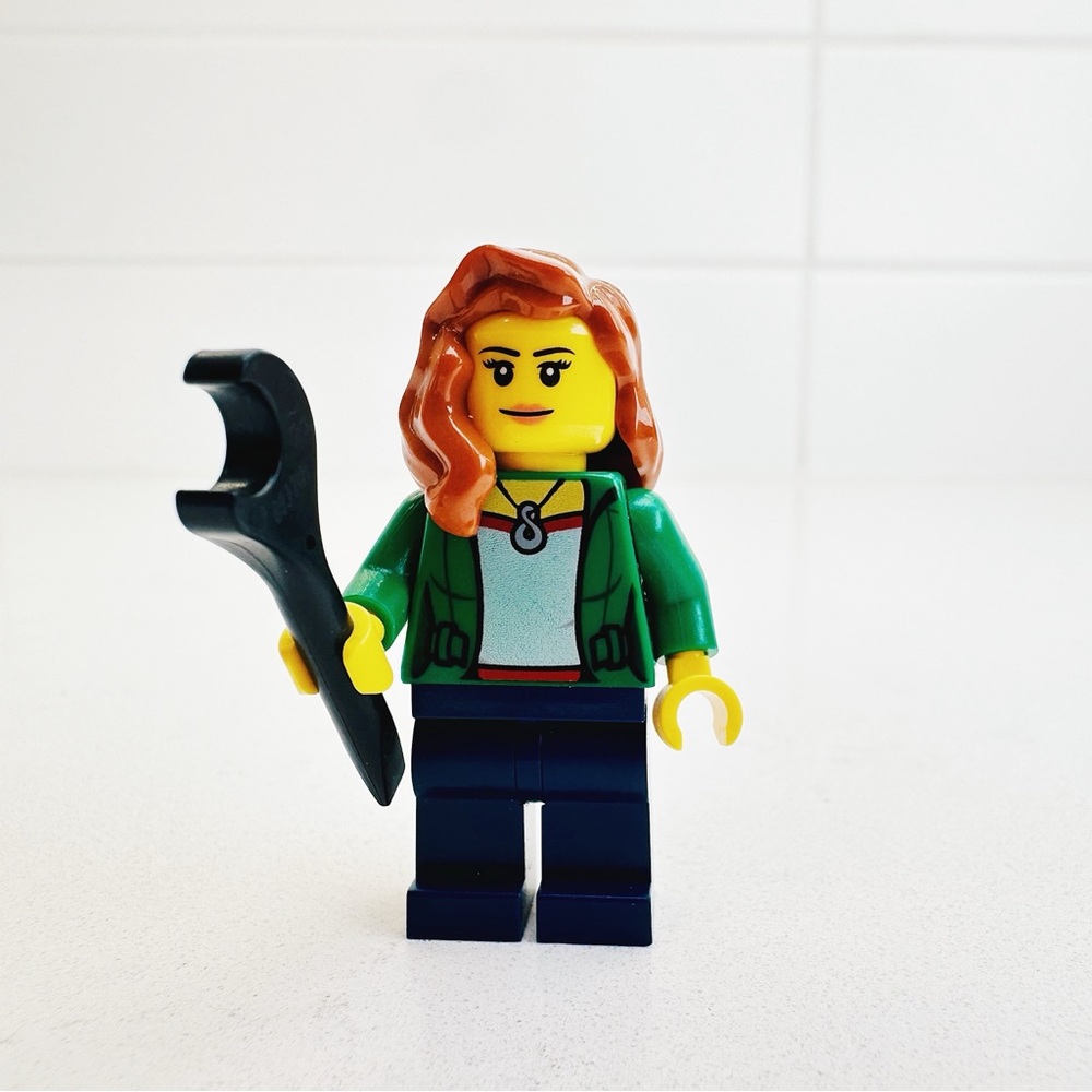 LEGO - Minifig - City - Green Female Jacket Open with Necklace,